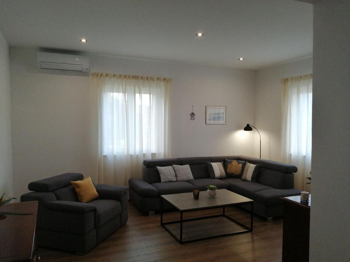 Apartments Jelka Postira Exterior photo